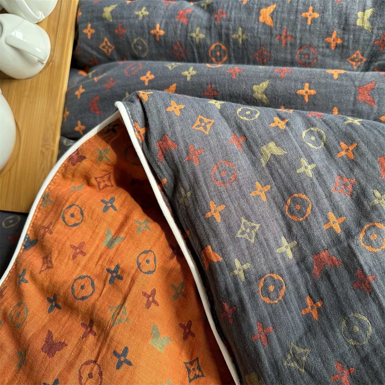 91家纺网 家纺一手货源 找家纺 睡棉坊 2025新款全棉色织提花双层纱春秋被芯冬被 絮语朦胧