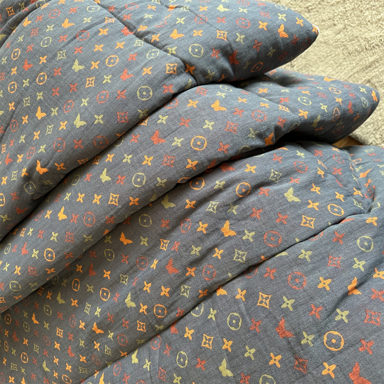 91家纺网 家纺一手货源 找家纺 睡棉坊 2025新款全棉色织提花双层纱春秋被芯冬被 絮语朦胧