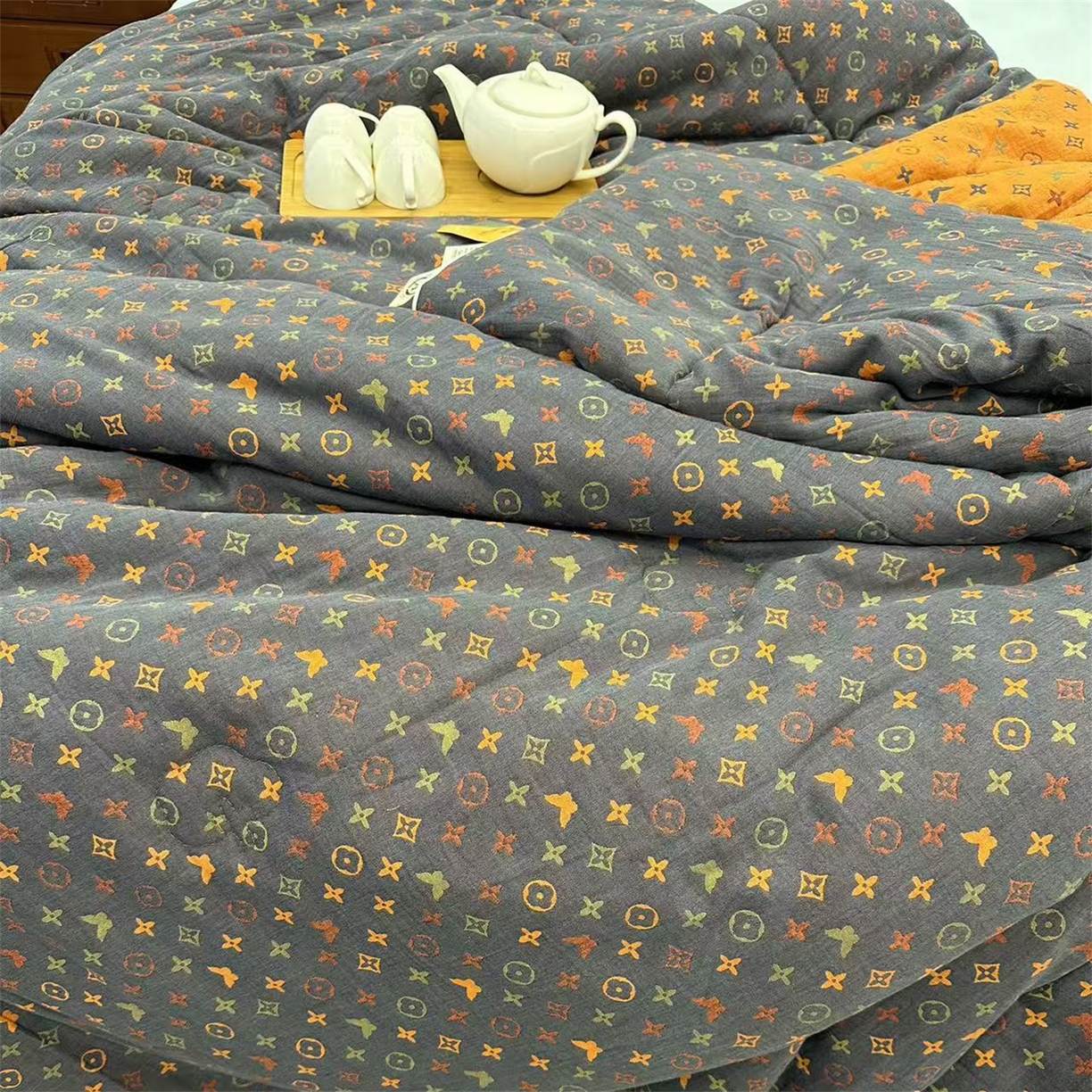 91家纺网 家纺一手货源 找家纺 睡棉坊 2025新款全棉色织提花双层纱春秋被芯冬被 絮语朦胧