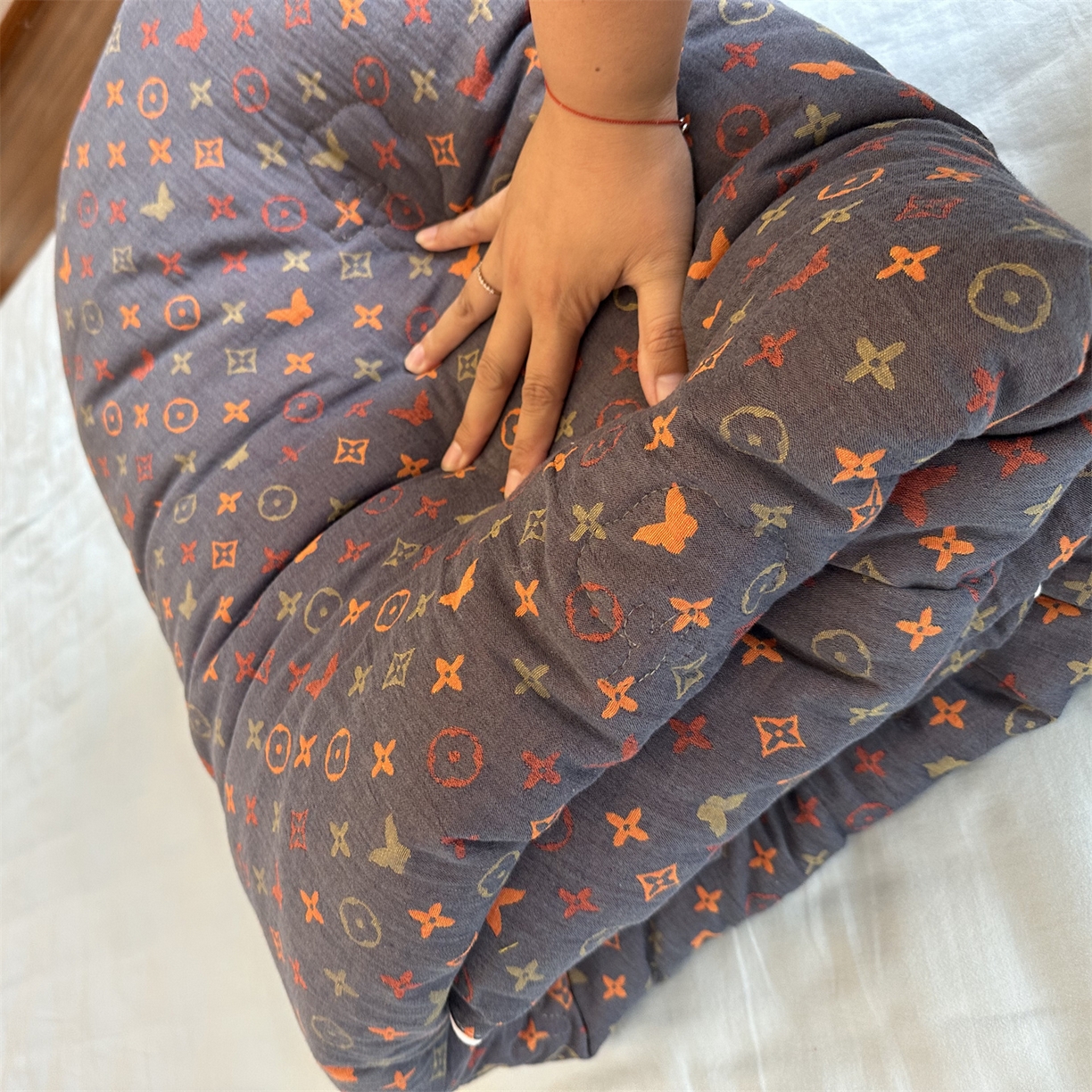 91家纺网 家纺一手货源 找家纺 睡棉坊 2025新款全棉色织提花双层纱春秋被芯冬被 絮语朦胧