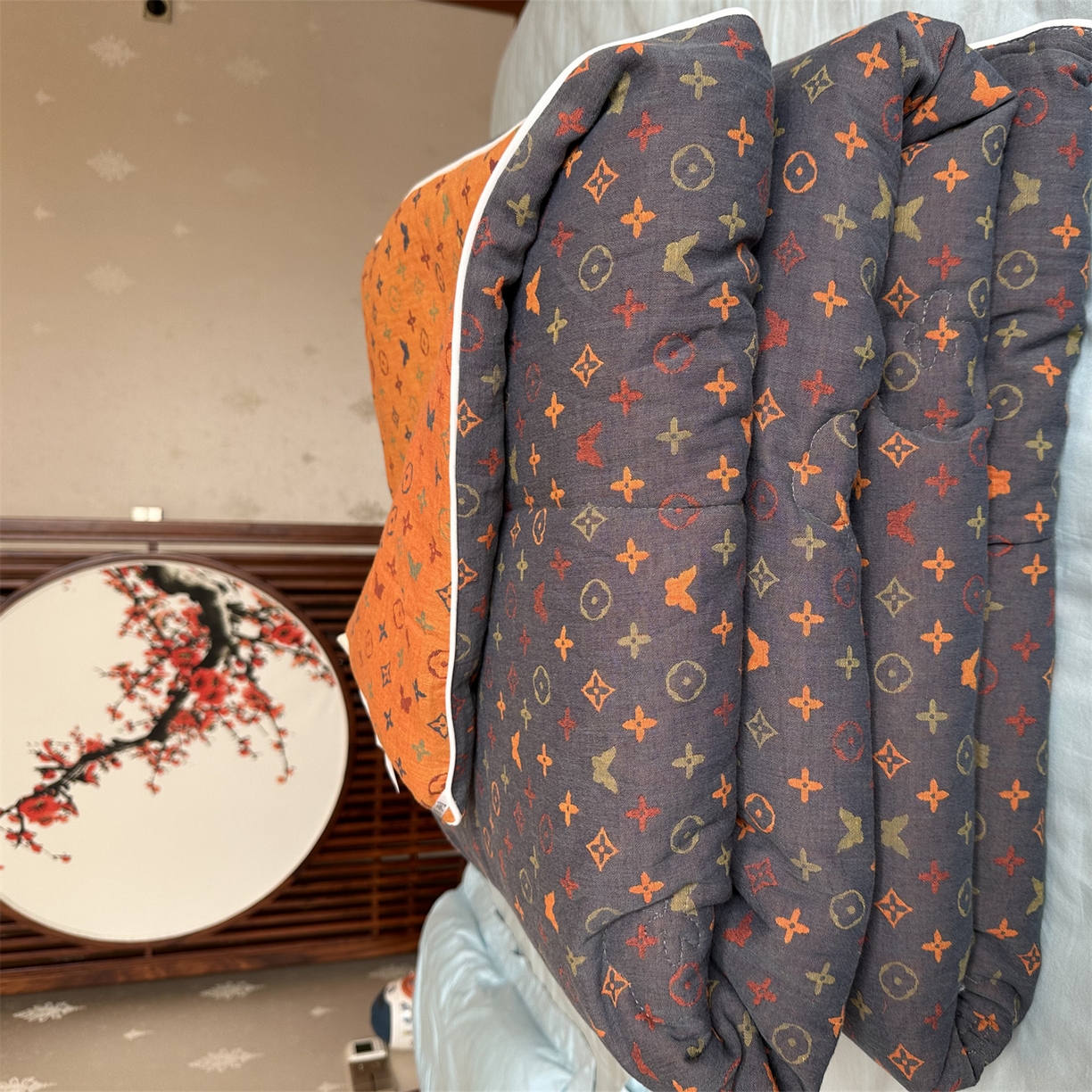 91家纺网 家纺一手货源 找家纺 睡棉坊 2025新款全棉色织提花双层纱春秋被芯冬被 絮语朦胧