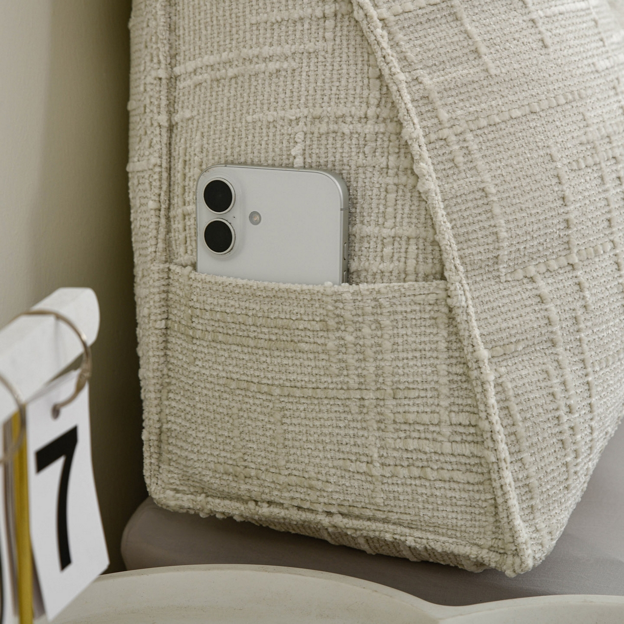 91家纺网 家纺一手货源 找家纺 美达人 2025新款肌理麻三角靠背靠垫 肌理麻-香草白-三角