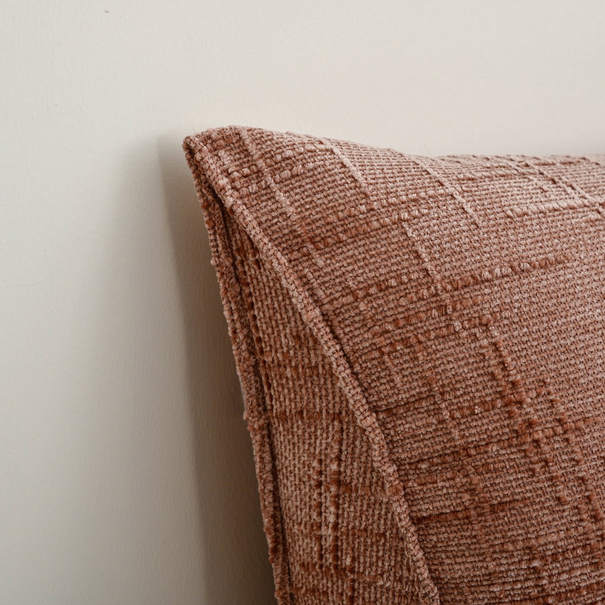 91家纺网 家纺一手货源 找家纺 美达人 2025新款肌理麻三角靠背靠垫 肌理麻-褪色玫瑰-三角