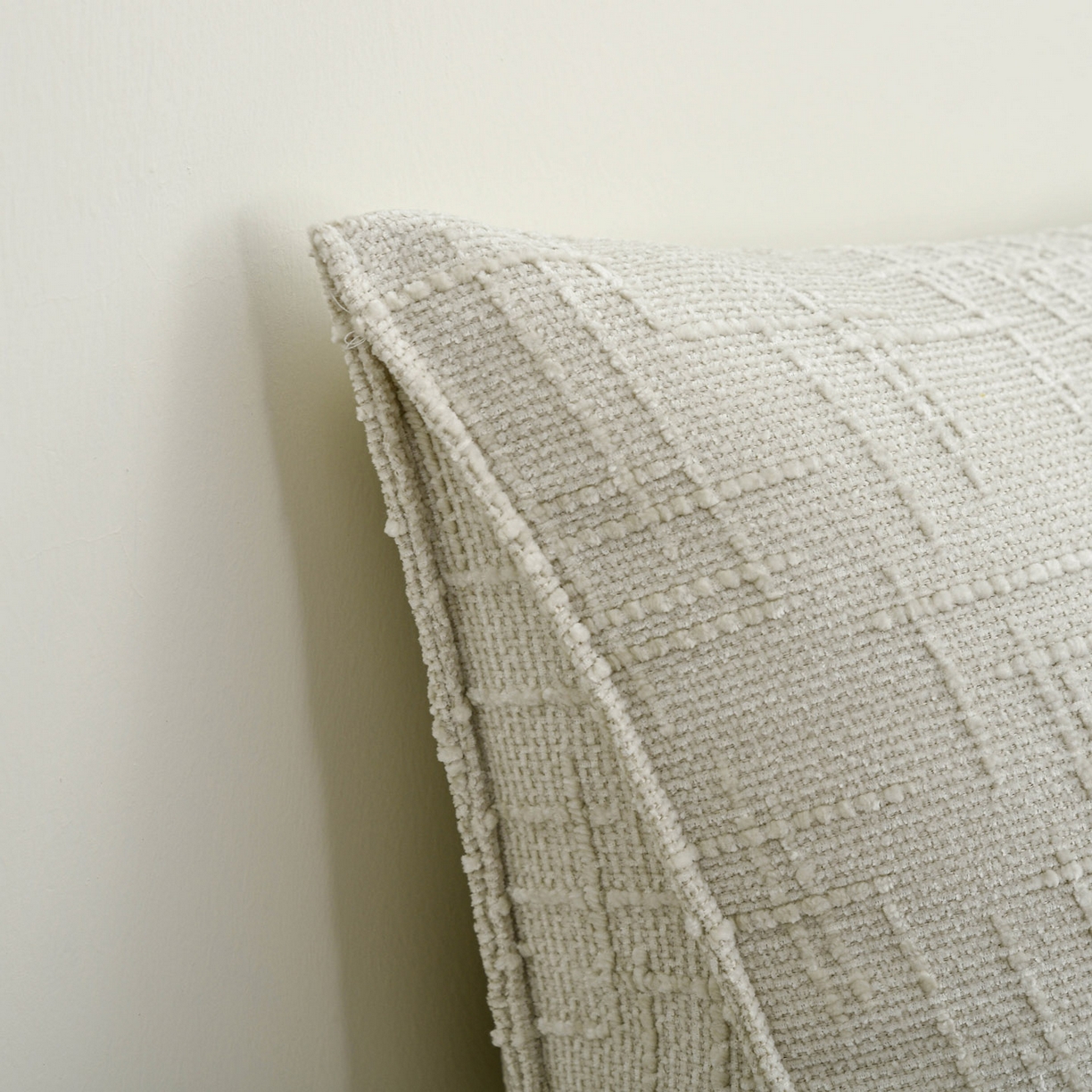 91家纺网 家纺一手货源 找家纺 美达人 2025新款肌理麻三角靠背靠垫 肌理麻-香草白-三角