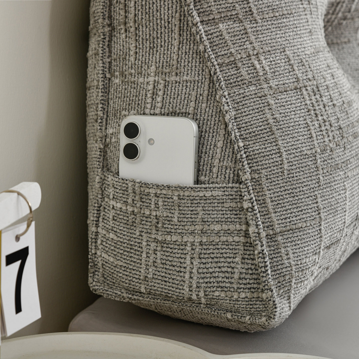 91家纺网 家纺一手货源 找家纺 美达人 2025新款肌理麻三角靠背靠垫 肌理麻-浅柔灰-三角