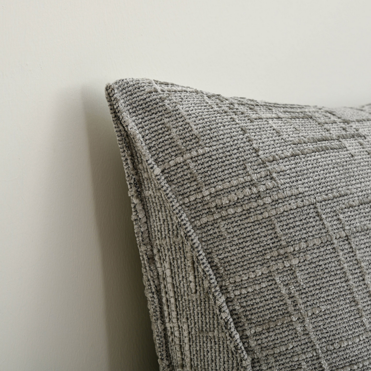 91家纺网 家纺一手货源 找家纺 美达人 2025新款肌理麻三角靠背靠垫 肌理麻-浅柔灰-三角