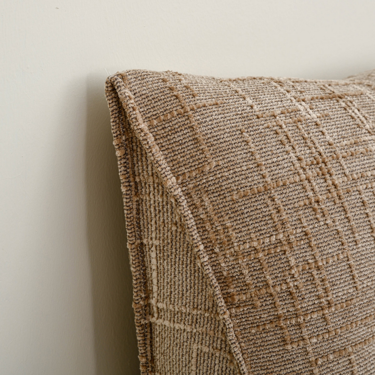 91家纺网 家纺一手货源 找家纺 美达人 2025新款肌理麻三角靠背靠垫 肌理麻-焦糖奶茶-三角