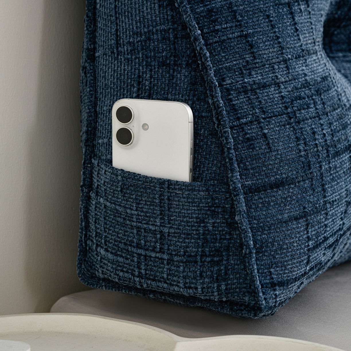 91家纺网 家纺一手货源 找家纺 美达人 2025新款肌理麻三角靠背靠垫 肌理麻-孔雀蓝-三角