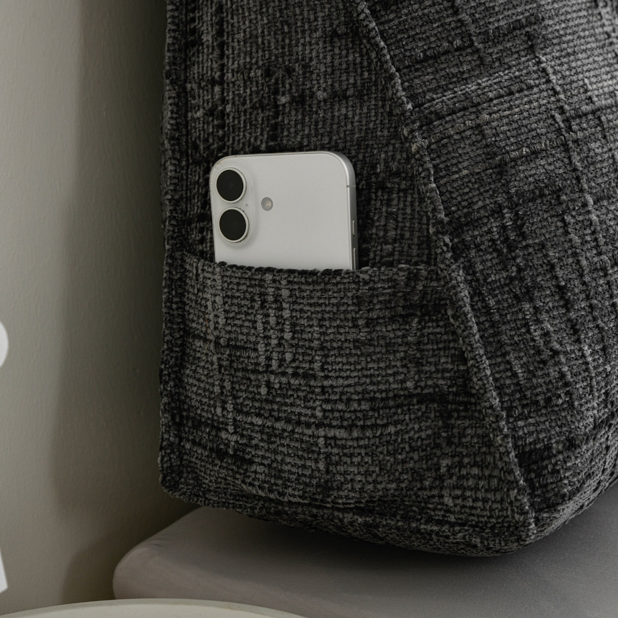 91家纺网 家纺一手货源 找家纺 美达人 2025新款肌理麻三角靠背靠垫 肌理麻-云烟灰-三角