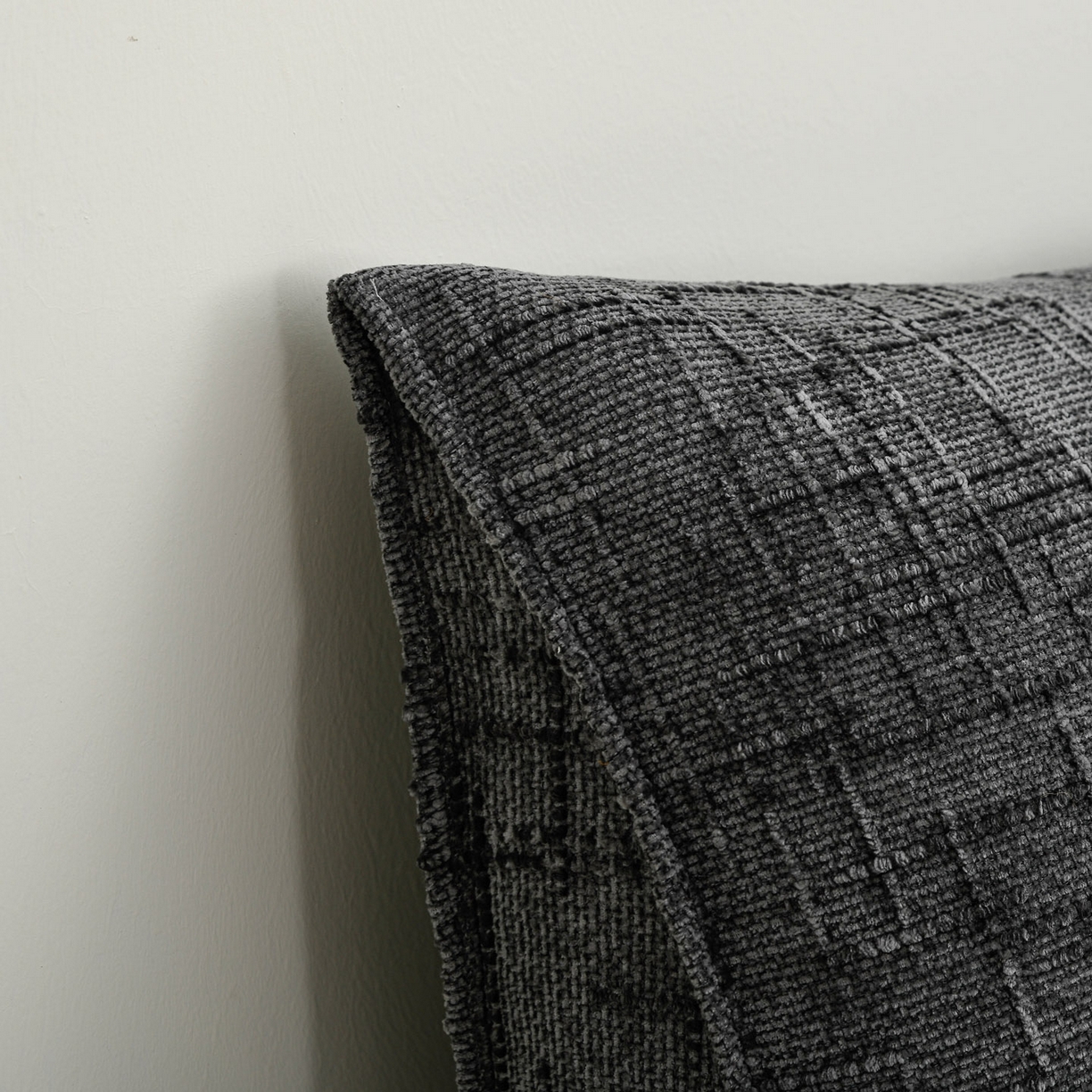 91家纺网 家纺一手货源 找家纺 美达人 2025新款肌理麻三角靠背靠垫 肌理麻-云烟灰-三角