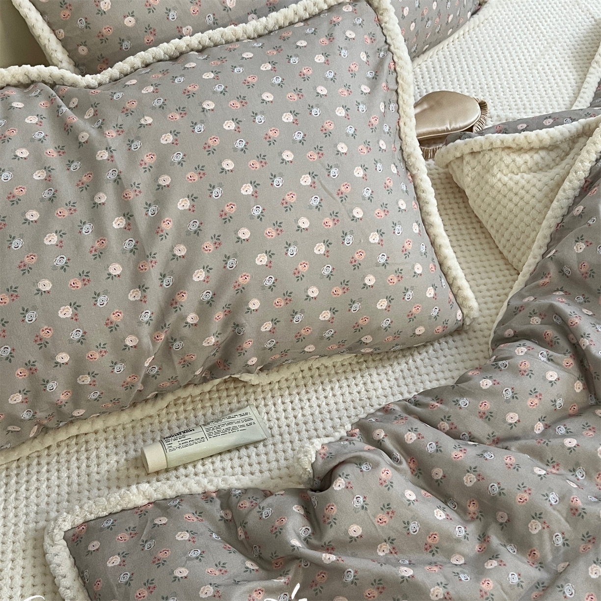 91家纺网 家纺一手货源 找家纺 （总）荣轩 2025秋冬必备新品棉加绒华夫格提花绒工艺款四件套（铺床版）