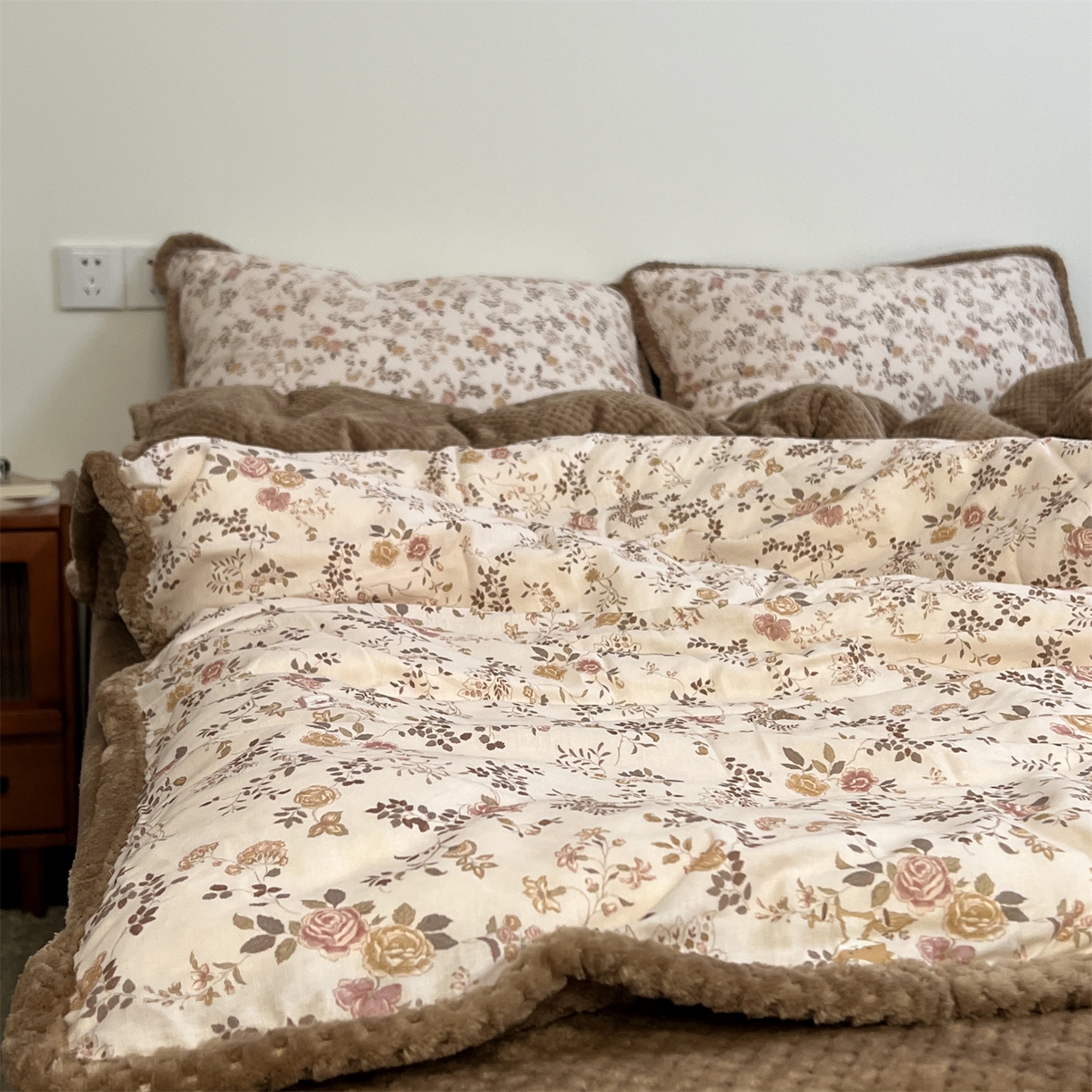 91家纺网 家纺一手货源 找家纺 荣轩 2025秋冬必备新品棉加绒华夫格提花绒工艺款四件套（铺床版） 复古甜心