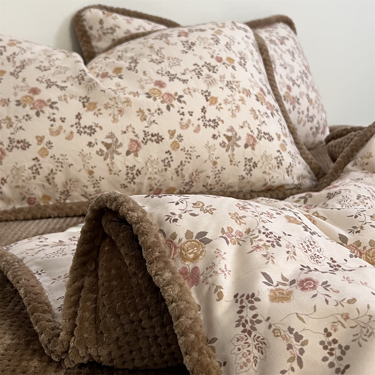 91家纺网 家纺一手货源 找家纺 荣轩 2025秋冬必备新品棉加绒华夫格提花绒工艺款四件套（铺床版） 复古甜心