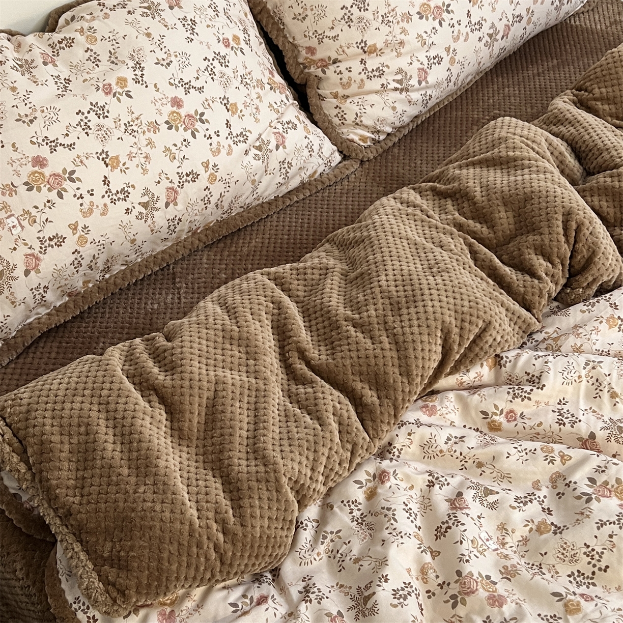 91家纺网 家纺一手货源 找家纺 荣轩 2025秋冬必备新品棉加绒华夫格提花绒工艺款四件套（铺床版） 复古甜心