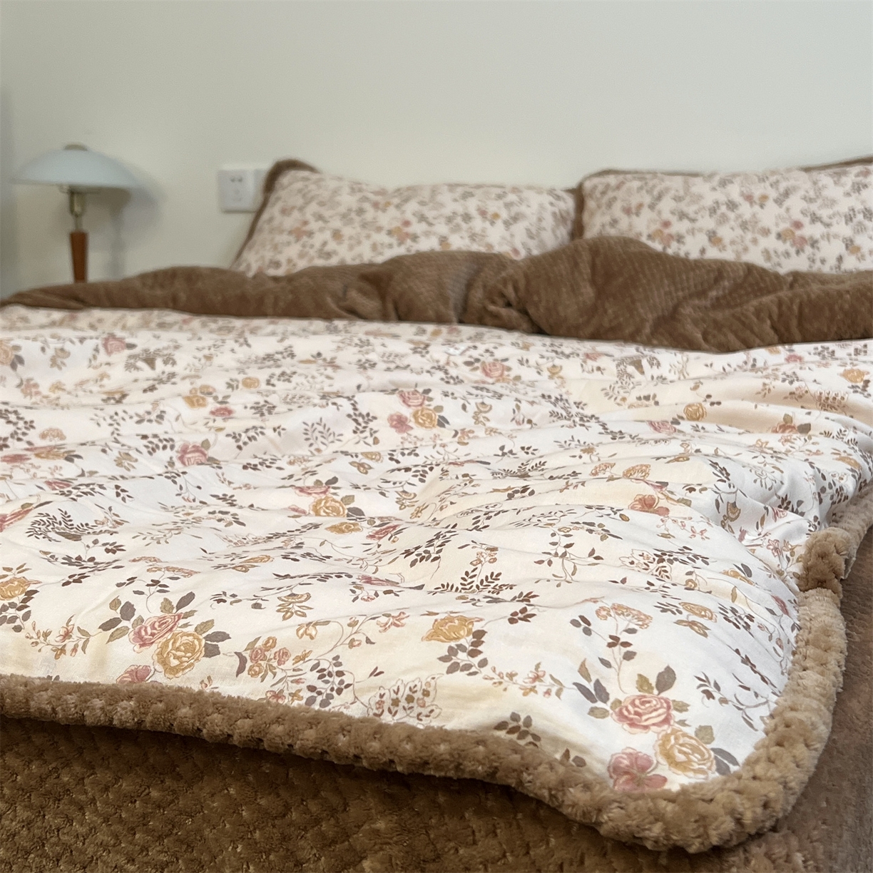 91家纺网 家纺一手货源 找家纺 荣轩 2025秋冬必备新品棉加绒华夫格提花绒工艺款四件套（铺床版） 复古甜心