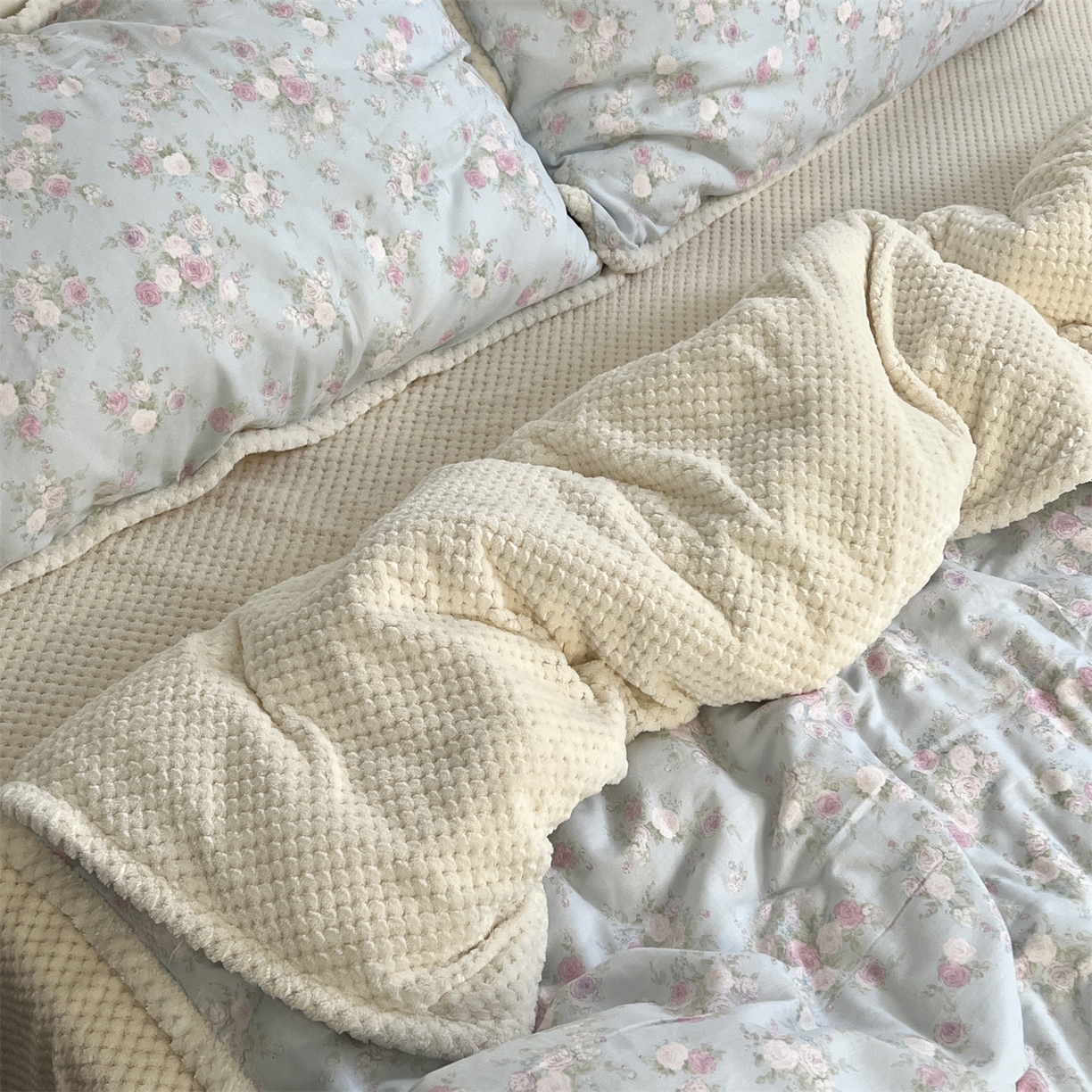 91家纺网 家纺一手货源 找家纺 荣轩 2025秋冬必备新品棉加绒华夫格提花绒工艺款四件套（铺床版）海棠叙