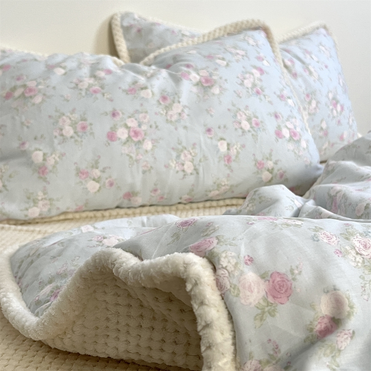 91家纺网 家纺一手货源 找家纺 荣轩 2025秋冬必备新品棉加绒华夫格提花绒工艺款四件套（铺床版）海棠叙