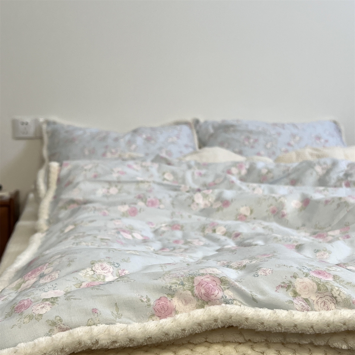 91家纺网 家纺一手货源 找家纺 荣轩 2025秋冬必备新品棉加绒华夫格提花绒工艺款四件套（铺床版）海棠叙