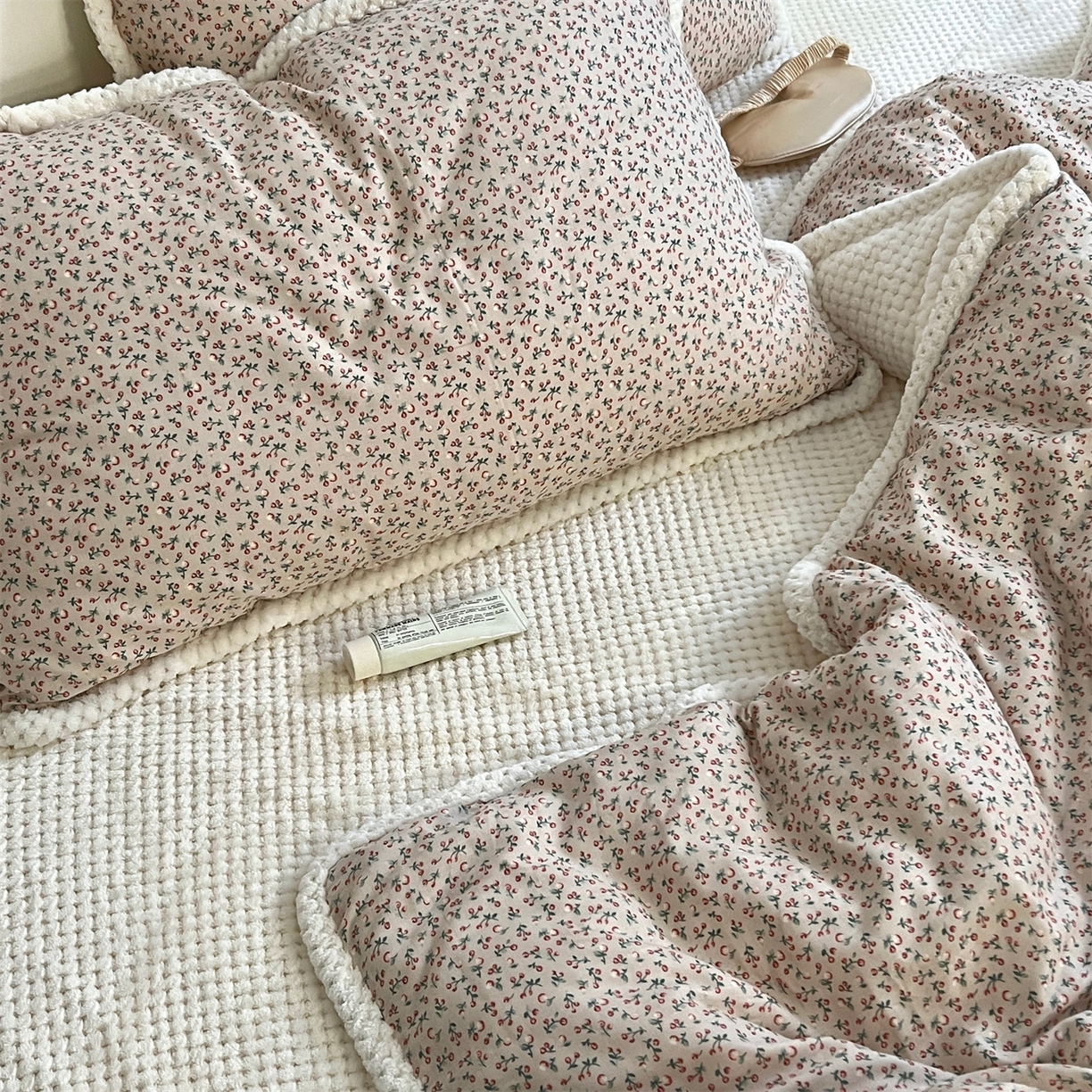 荣轩 2025秋冬必备新品棉加绒华夫格提花绒工艺款四件套（铺床版）浆果与雪