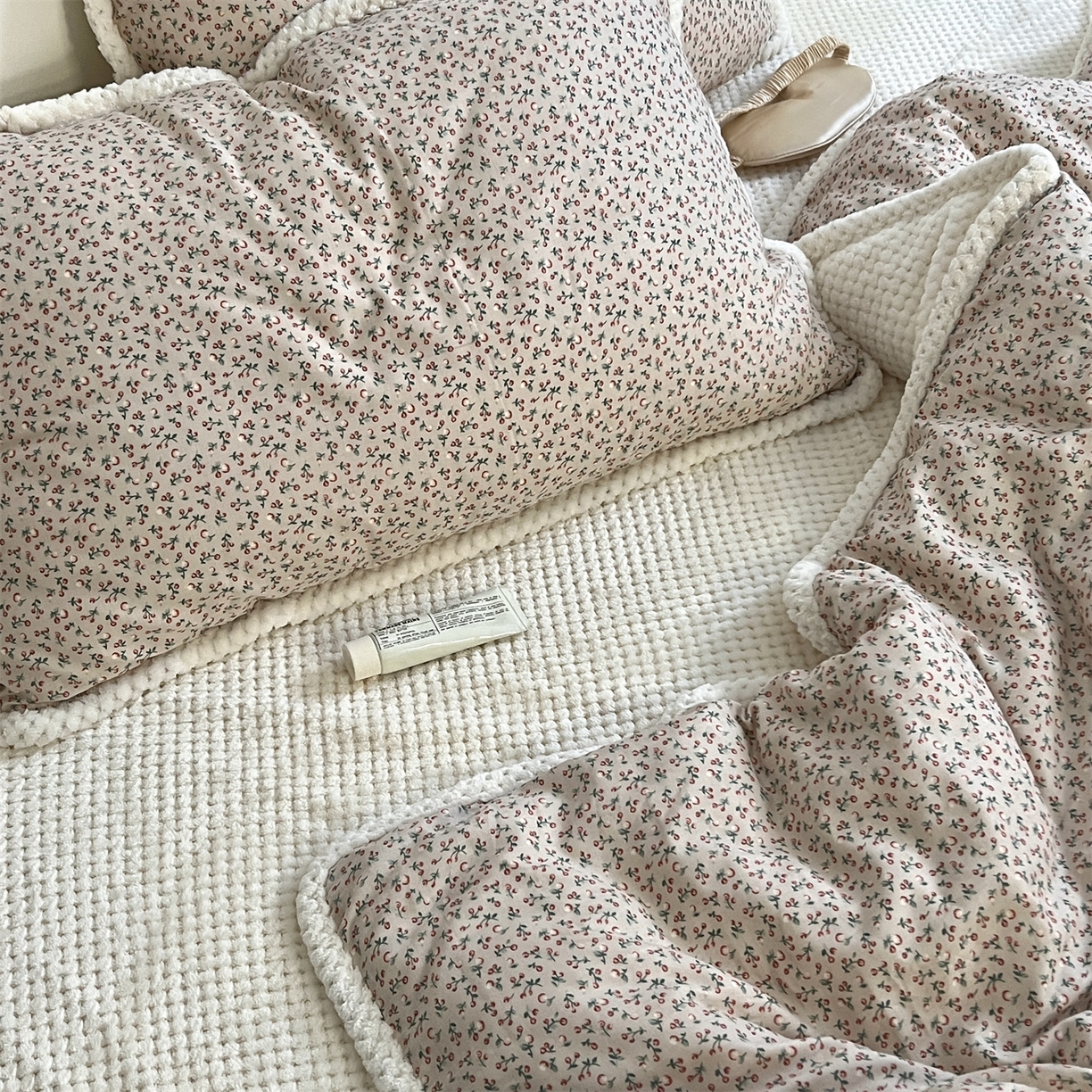 91家纺网 家纺一手货源 找家纺 荣轩 2025秋冬必备新品棉加绒华夫格提花绒工艺款四件套（铺床版）浆果与雪