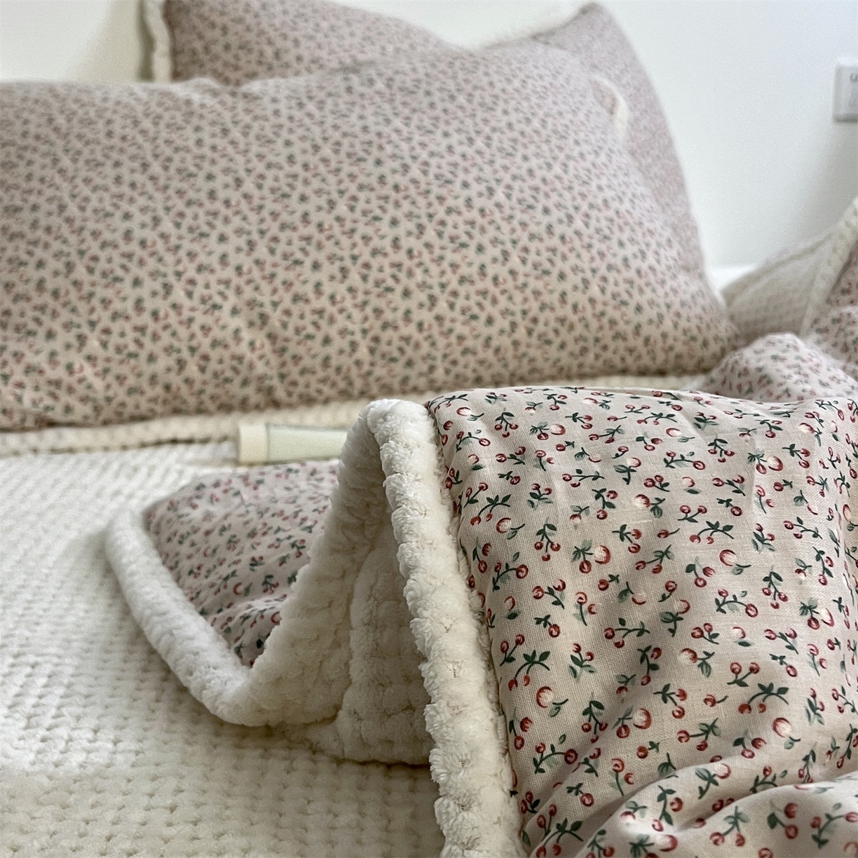 91家纺网 家纺一手货源 找家纺 荣轩 2025秋冬必备新品棉加绒华夫格提花绒工艺款四件套（铺床版）浆果与雪