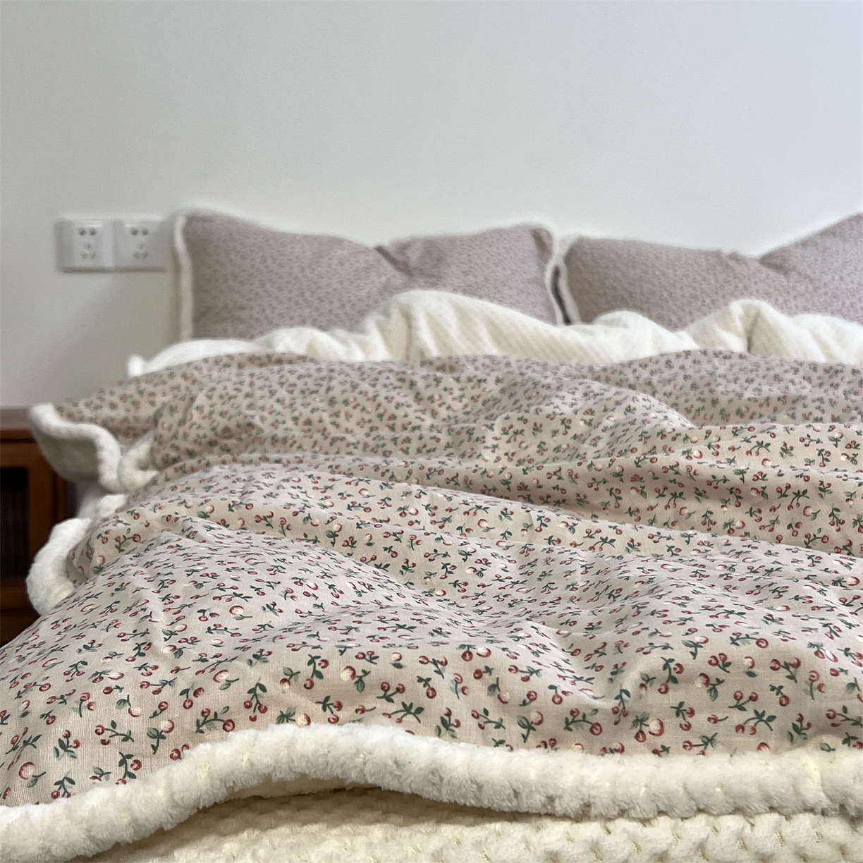 91家纺网 家纺一手货源 找家纺 荣轩 2025秋冬必备新品棉加绒华夫格提花绒工艺款四件套（铺床版）浆果与雪