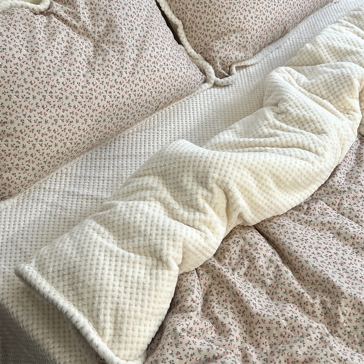 91家纺网 家纺一手货源 找家纺 荣轩 2025秋冬必备新品棉加绒华夫格提花绒工艺款四件套（铺床版）浆果与雪