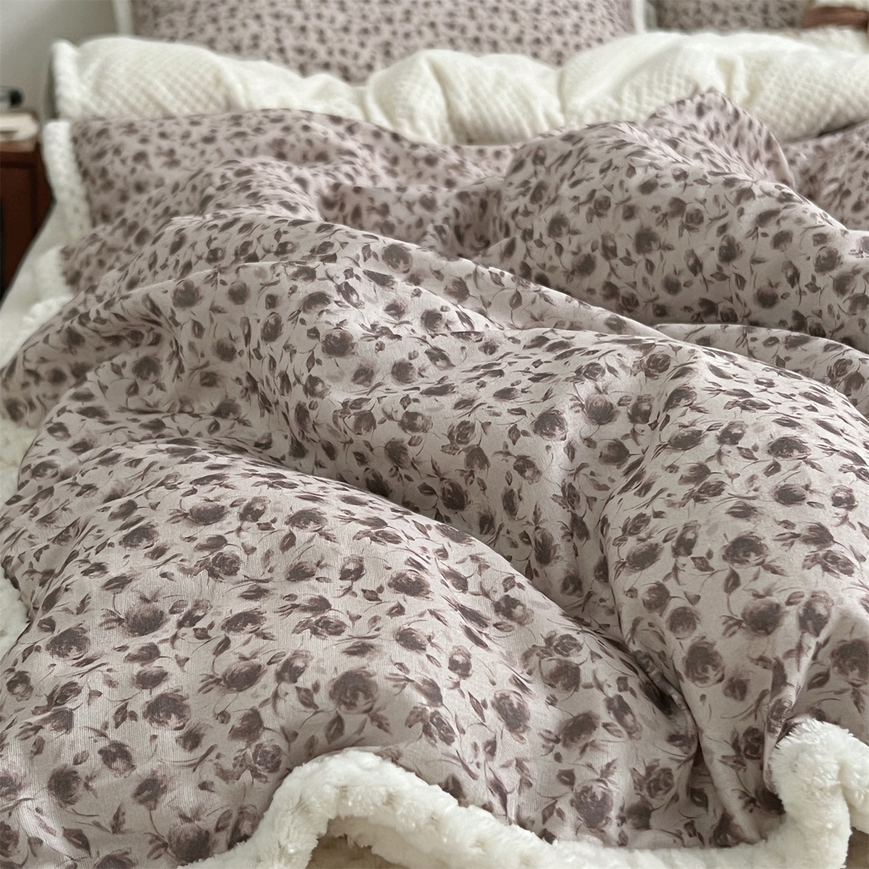 91家纺网 家纺一手货源 找家纺 荣轩 2025秋冬必备新品棉加绒华夫格提花绒工艺款四件套（铺床版）秋叙