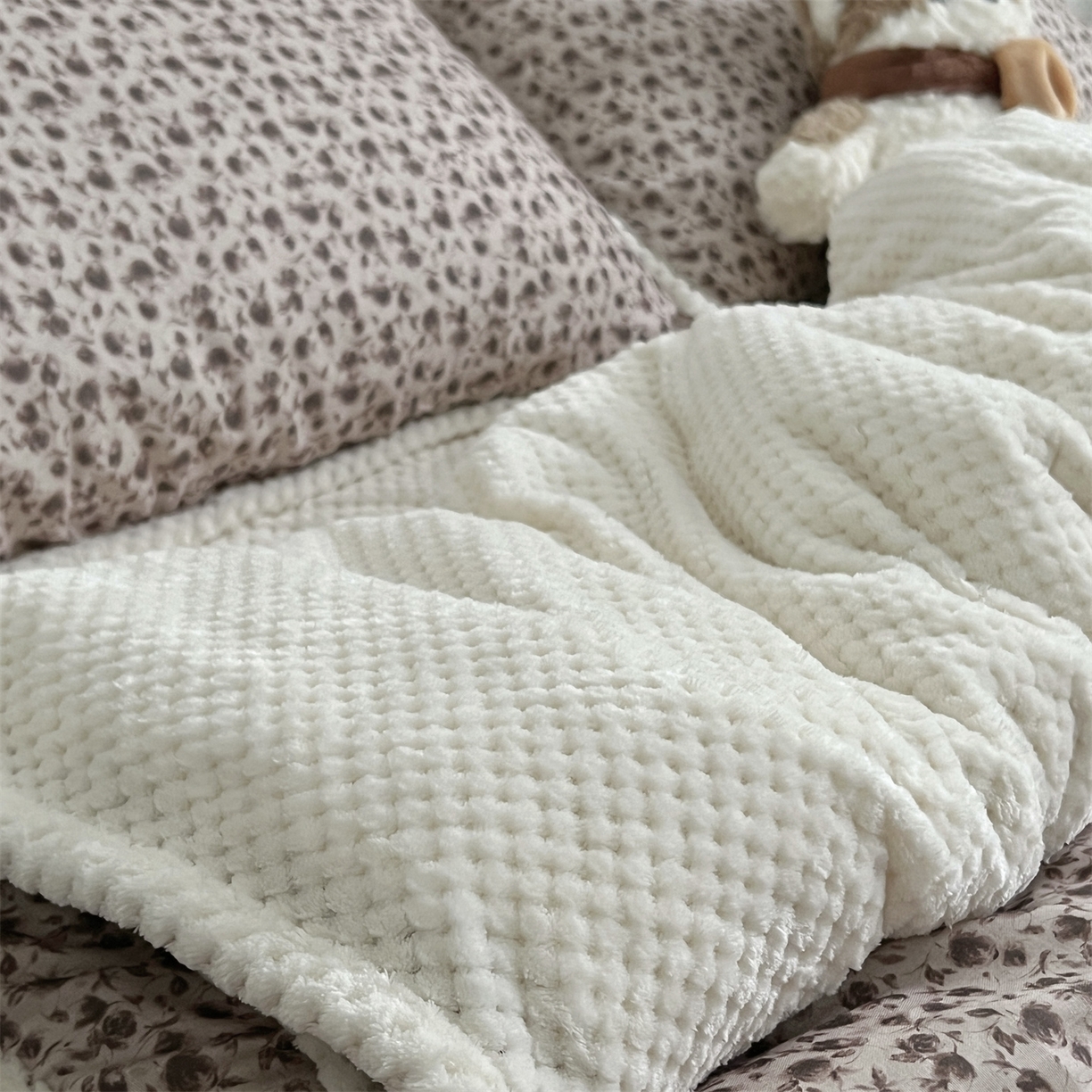 91家纺网 家纺一手货源 找家纺 荣轩 2025秋冬必备新品棉加绒华夫格提花绒工艺款四件套（铺床版）秋叙