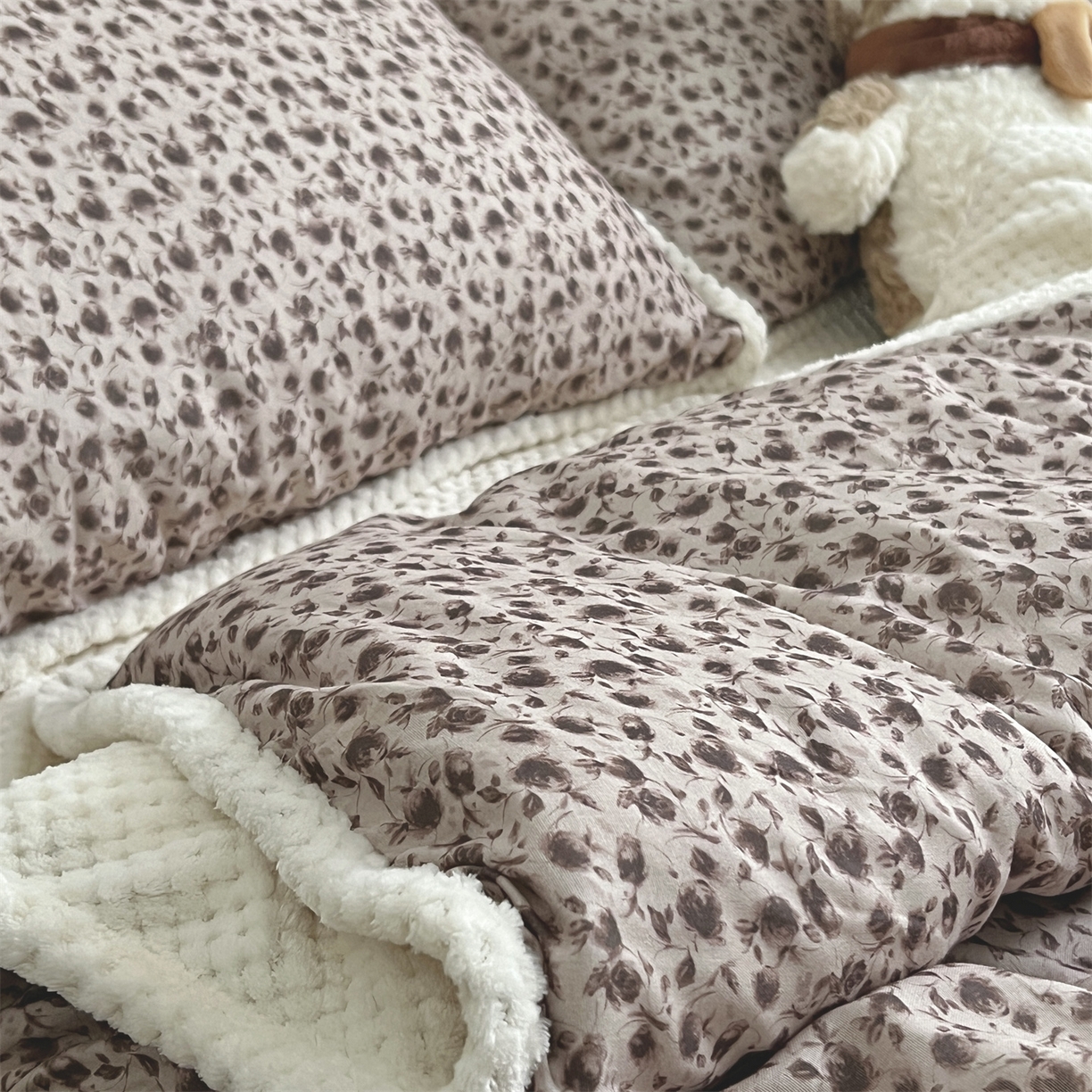 91家纺网 家纺一手货源 找家纺 荣轩 2025秋冬必备新品棉加绒华夫格提花绒工艺款四件套（铺床版）秋叙