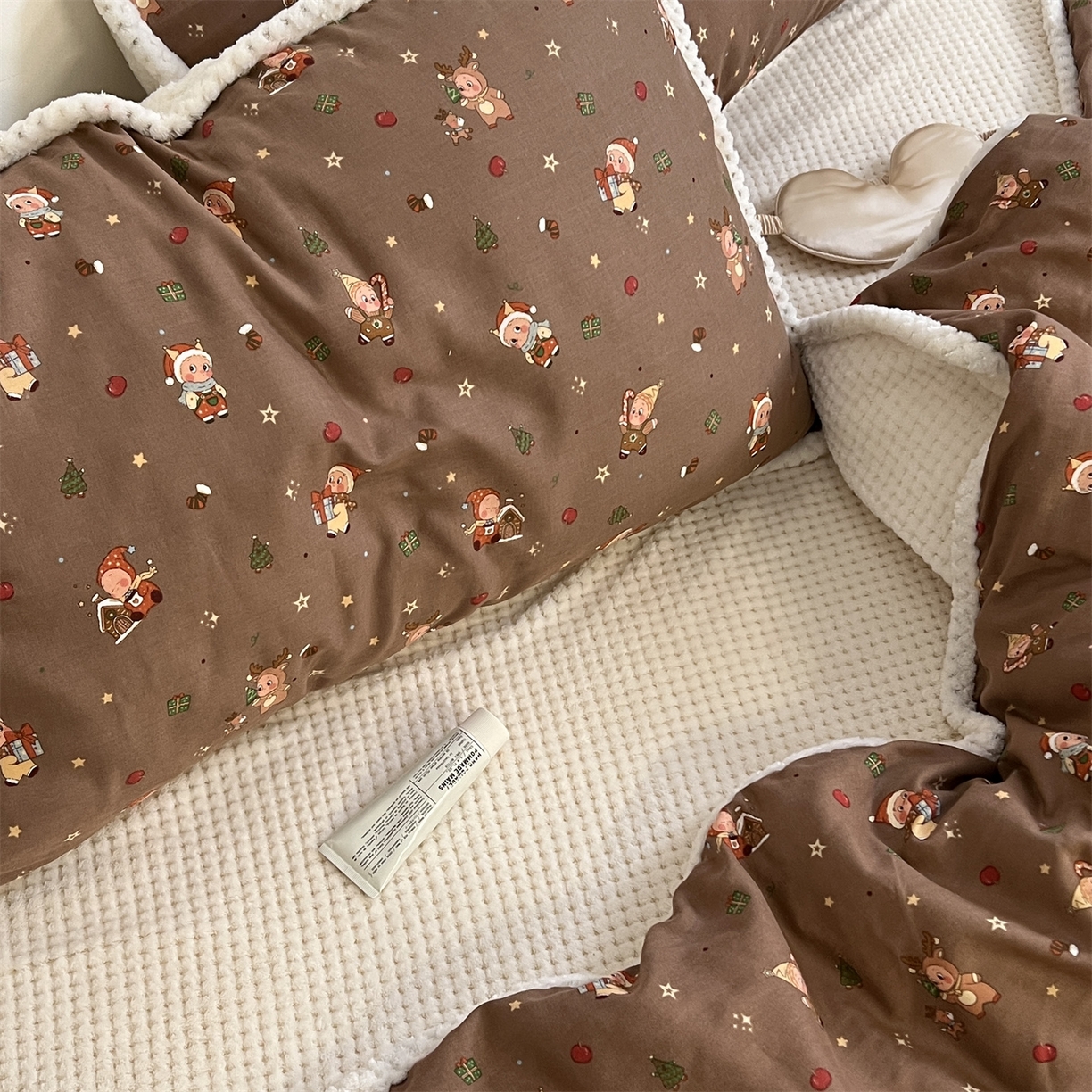 91家纺网 家纺一手货源 找家纺 荣轩 2025秋冬必备新品棉加绒华夫格提花绒工艺款四件套（铺床版） 圣诞星语-咖