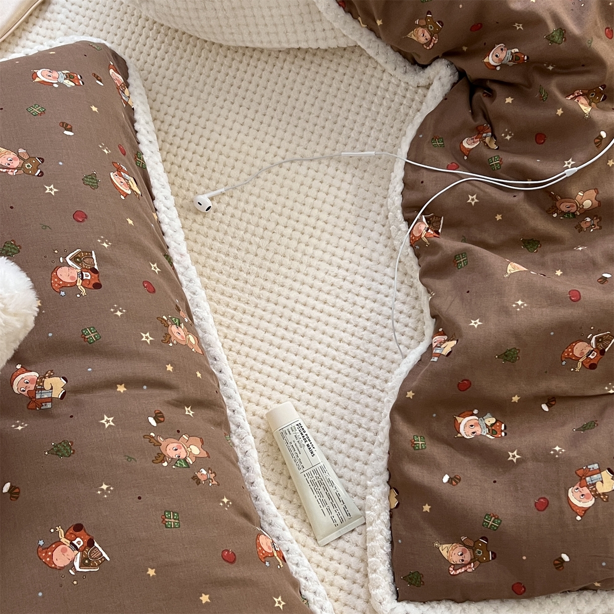 91家纺网 家纺一手货源 找家纺 荣轩 2025秋冬必备新品棉加绒华夫格提花绒工艺款四件套（铺床版） 圣诞星语-咖