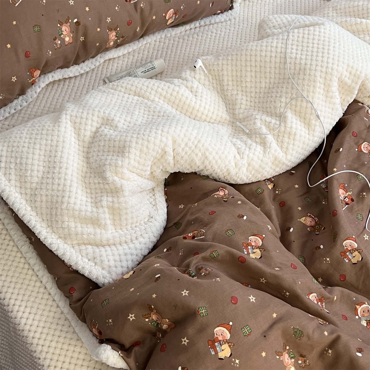 91家纺网 家纺一手货源 找家纺 荣轩 2025秋冬必备新品棉加绒华夫格提花绒工艺款四件套（铺床版） 圣诞星语-咖