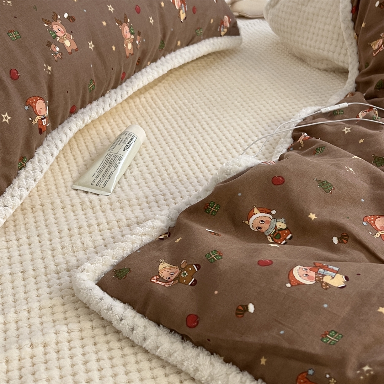91家纺网 家纺一手货源 找家纺 荣轩 2025秋冬必备新品棉加绒华夫格提花绒工艺款四件套（铺床版） 圣诞星语-咖