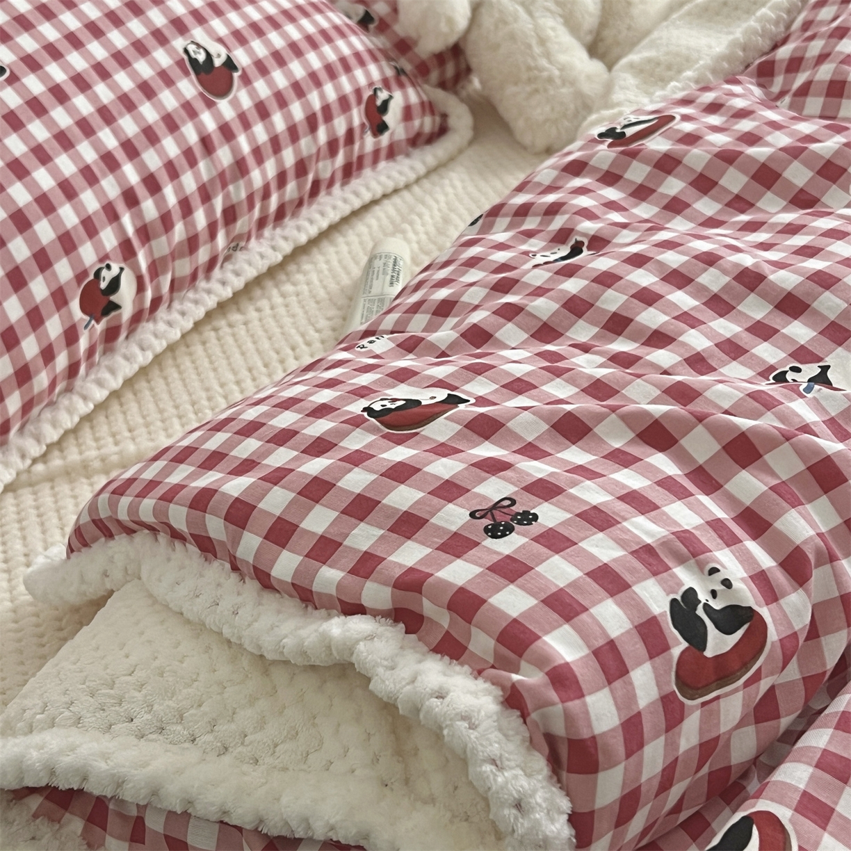 91家纺网 家纺一手货源 找家纺 荣轩 2025秋冬必备新品棉加绒华夫格提花绒工艺款四件套（铺床版）树莓红茶