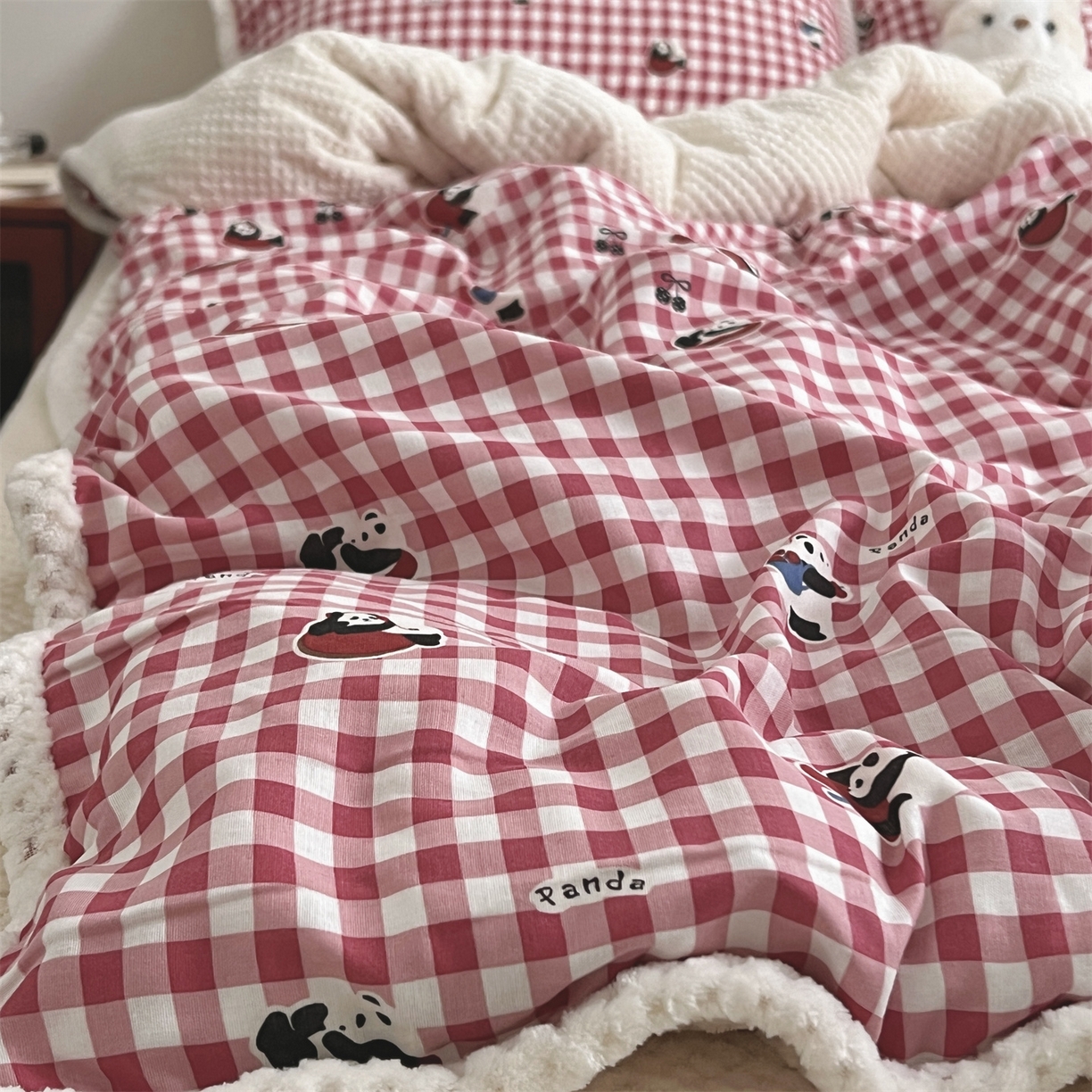 91家纺网 家纺一手货源 找家纺 荣轩 2025秋冬必备新品棉加绒华夫格提花绒工艺款四件套（铺床版）树莓红茶