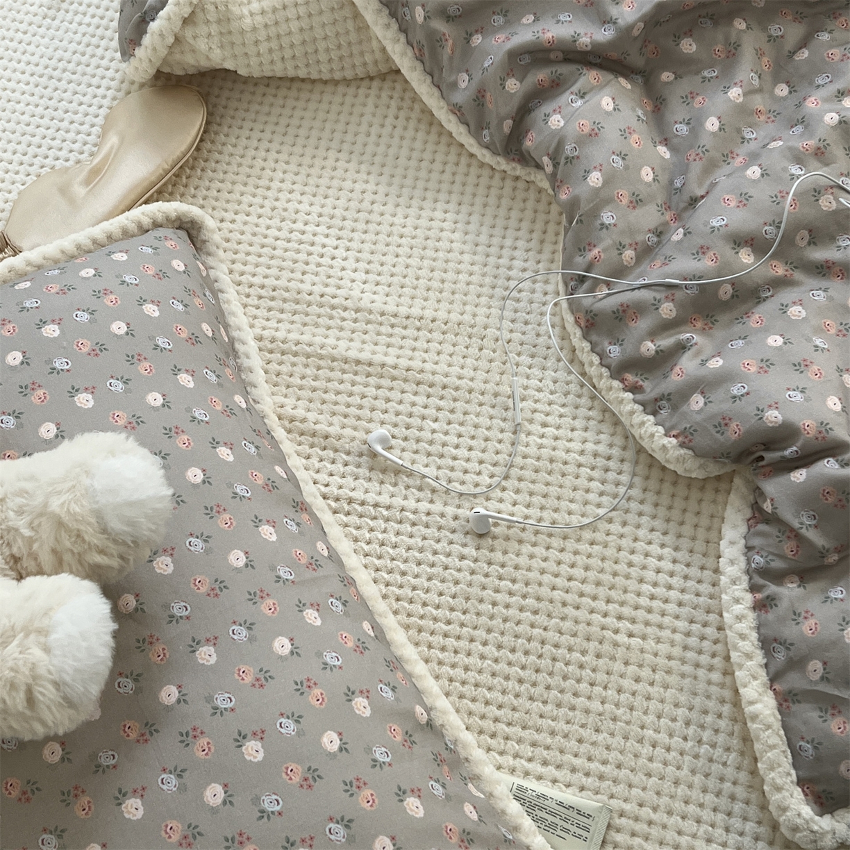 91家纺网 家纺一手货源 找家纺 荣轩 2025秋冬必备新品棉加绒华夫格提花绒工艺款四件套（铺床版）素锦繁花