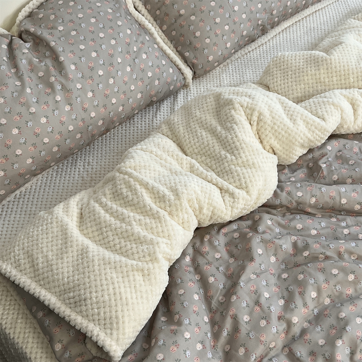 91家纺网 家纺一手货源 找家纺 荣轩 2025秋冬必备新品棉加绒华夫格提花绒工艺款四件套（铺床版）素锦繁花