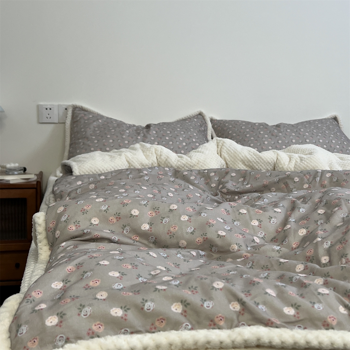 91家纺网 家纺一手货源 找家纺 荣轩 2025秋冬必备新品棉加绒华夫格提花绒工艺款四件套（铺床版）素锦繁花