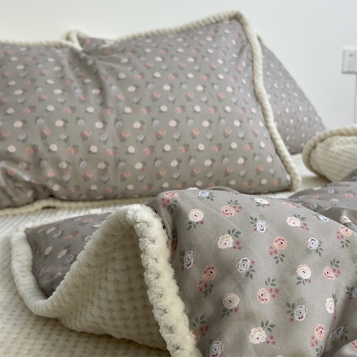 91家纺网 家纺一手货源 找家纺 荣轩 2025秋冬必备新品棉加绒华夫格提花绒工艺款四件套（铺床版）素锦繁花