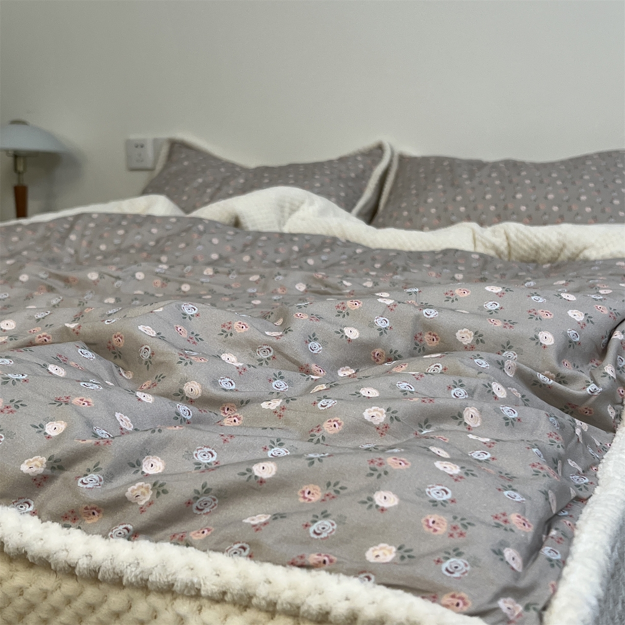 91家纺网 家纺一手货源 找家纺 荣轩 2025秋冬必备新品棉加绒华夫格提花绒工艺款四件套（铺床版）素锦繁花