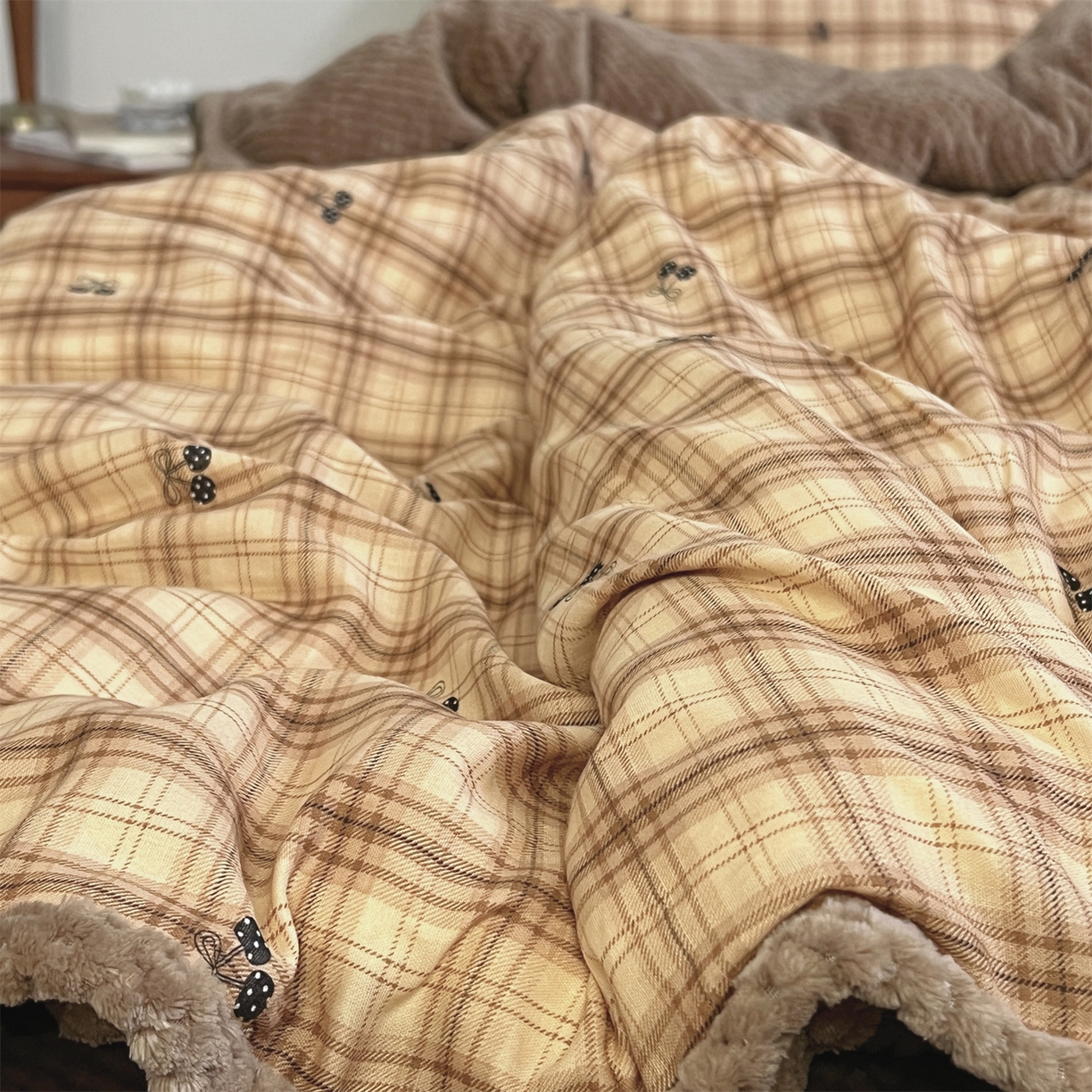 91家纺网 家纺一手货源 找家纺 荣轩 2025秋冬必备新品棉加绒华夫格提花绒工艺款四件套（铺床版）糖炒栗子