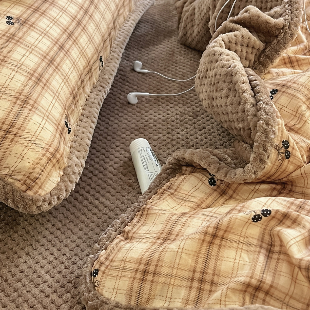 91家纺网 家纺一手货源 找家纺 荣轩 2025秋冬必备新品棉加绒华夫格提花绒工艺款四件套（铺床版）糖炒栗子