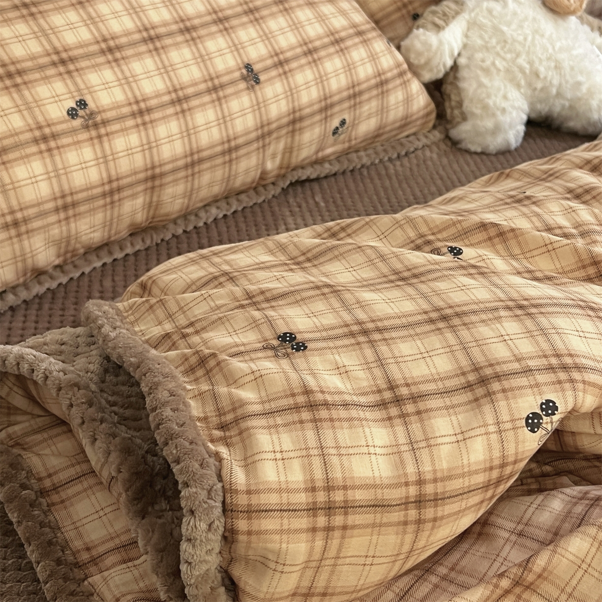 91家纺网 家纺一手货源 找家纺 荣轩 2025秋冬必备新品棉加绒华夫格提花绒工艺款四件套（铺床版）糖炒栗子