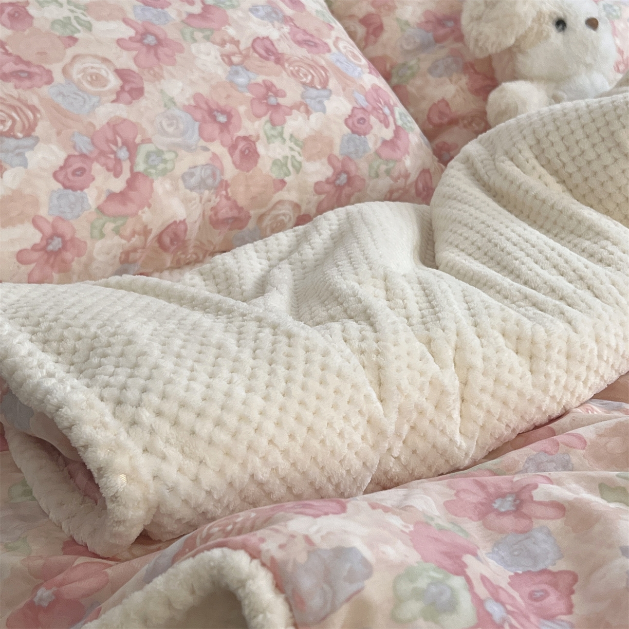 91家纺网 家纺一手货源 找家纺 荣轩 2025秋冬必备新品棉加绒华夫格提花绒工艺款四件套（铺床版）颜花朝