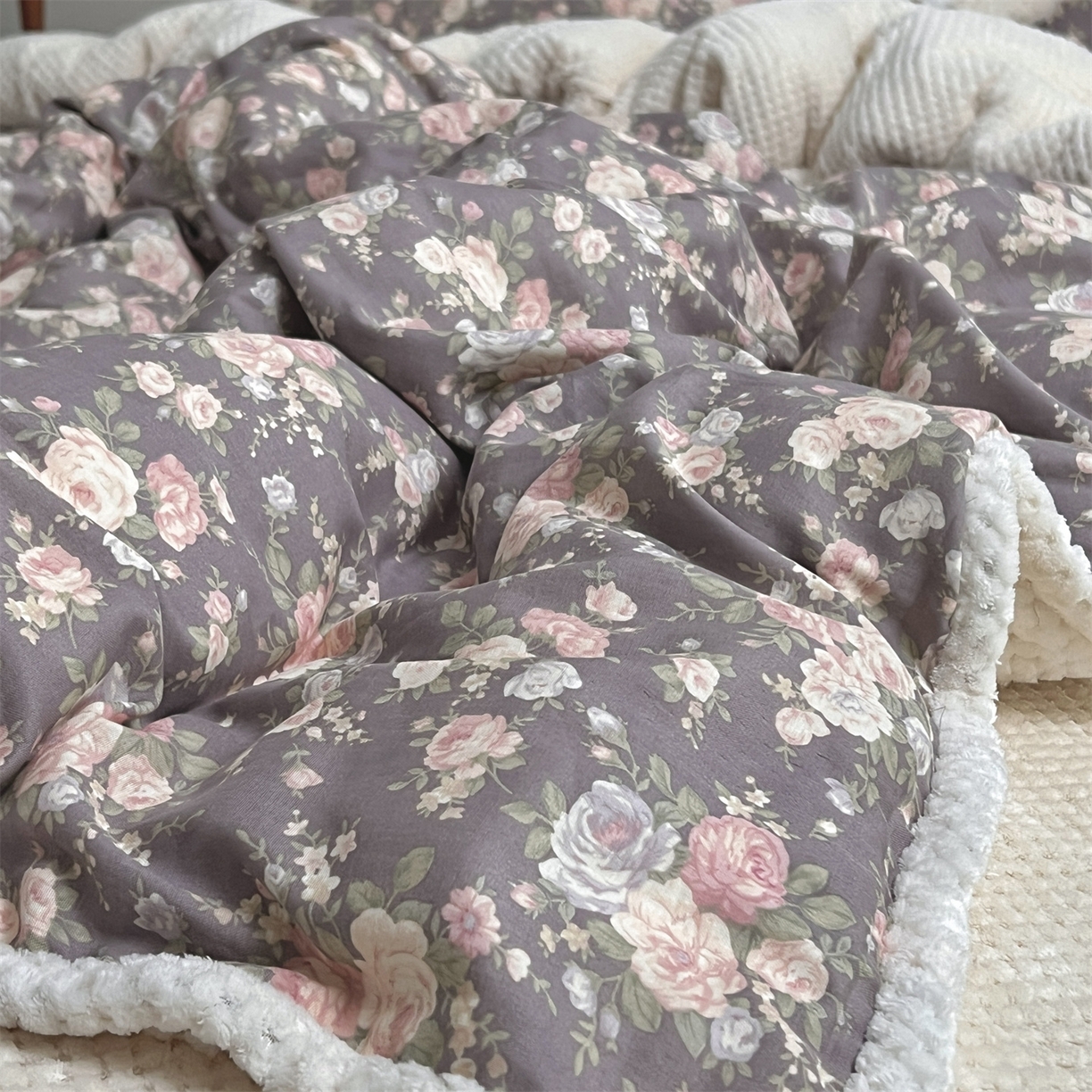 91家纺网 家纺一手货源 找家纺 荣轩 2025秋冬必备新品棉加绒华夫格提花绒工艺款四件套（铺床版）云裳-紫