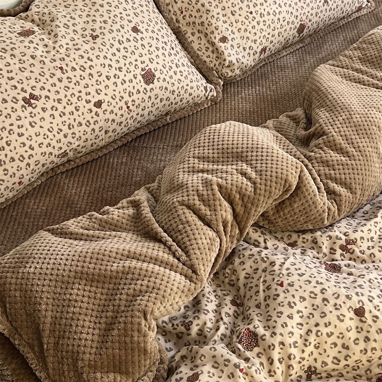 91家纺网 家纺一手货源 找家纺 荣轩 2025秋冬必备新品棉加绒华夫格提花绒工艺款四件套（铺床版）挚爱