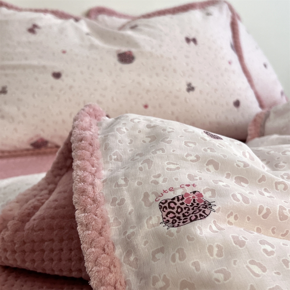 91家纺网 家纺一手货源 找家纺 荣轩 2025秋冬必备新品棉加绒华夫格提花绒工艺款四件套（铺床版）挚爱-粉