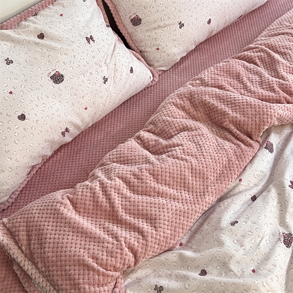 91家纺网 家纺一手货源 找家纺 荣轩 2025秋冬必备新品棉加绒华夫格提花绒工艺款四件套（铺床版）挚爱-粉