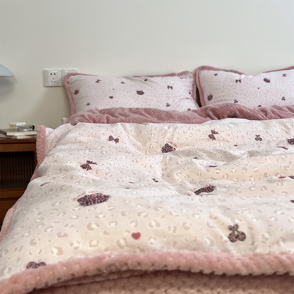 91家纺网 家纺一手货源 找家纺 荣轩 2025秋冬必备新品棉加绒华夫格提花绒工艺款四件套（铺床版）挚爱-粉